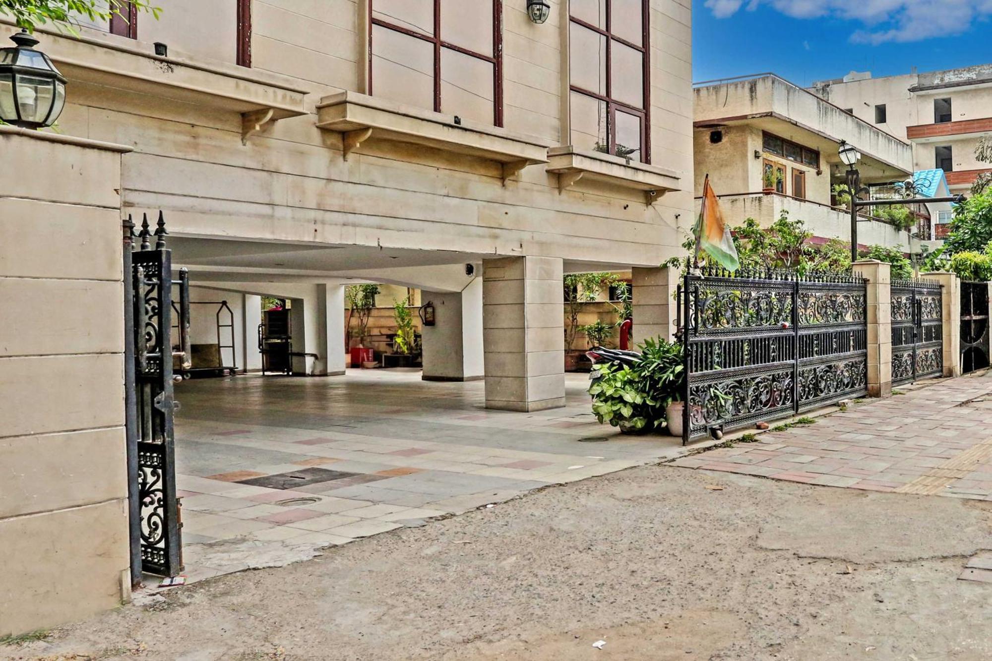 Townhouse The Royce New Friends Colony Hotel New Delhi Bagian luar foto