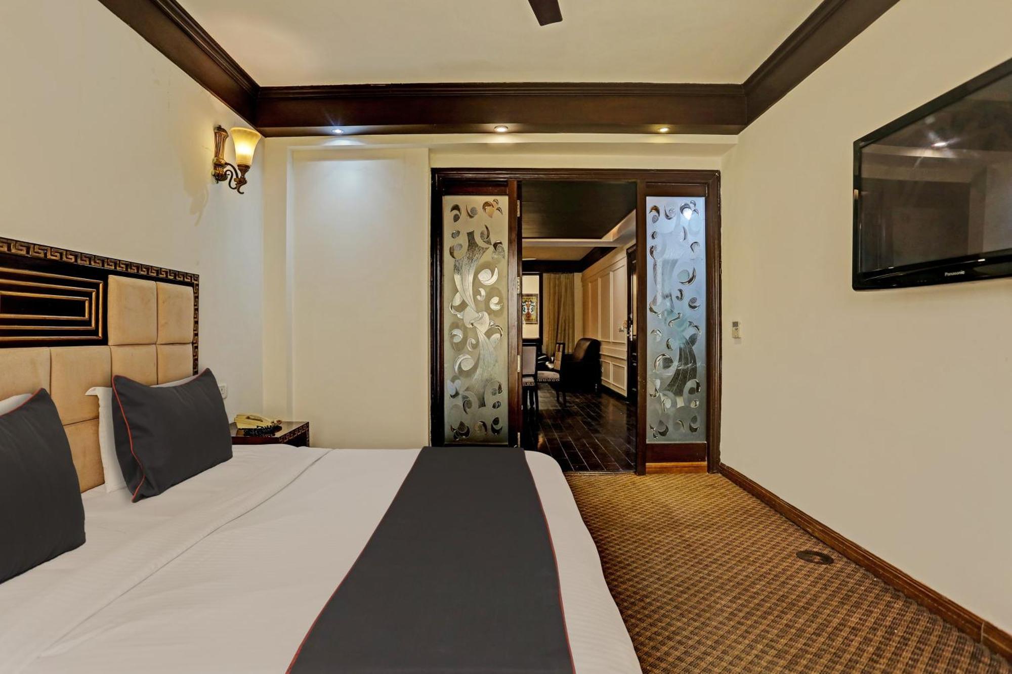 Townhouse The Royce New Friends Colony Hotel New Delhi Bagian luar foto