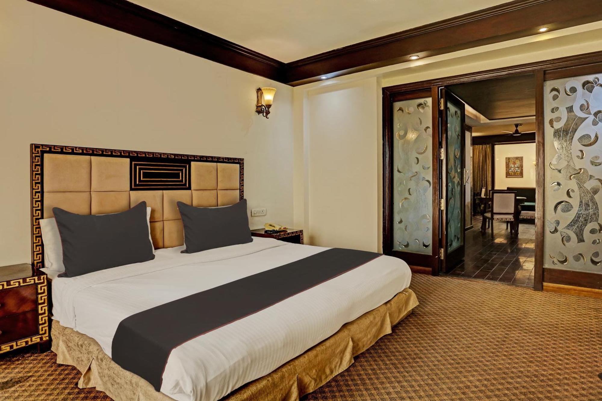 Townhouse The Royce New Friends Colony Hotel New Delhi Bagian luar foto