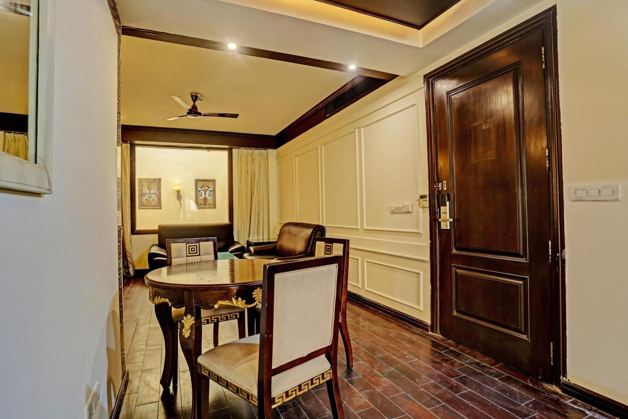 Townhouse The Royce New Friends Colony Hotel New Delhi Bagian luar foto