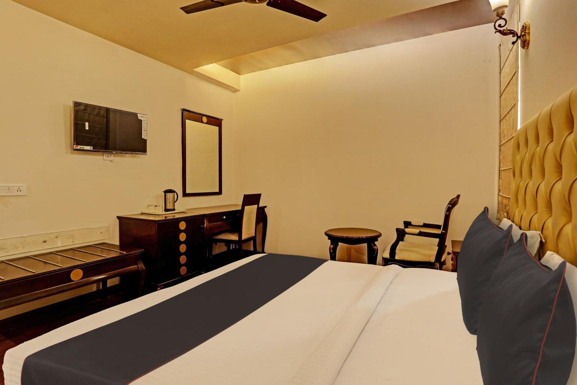 Townhouse The Royce New Friends Colony Hotel New Delhi Bagian luar foto